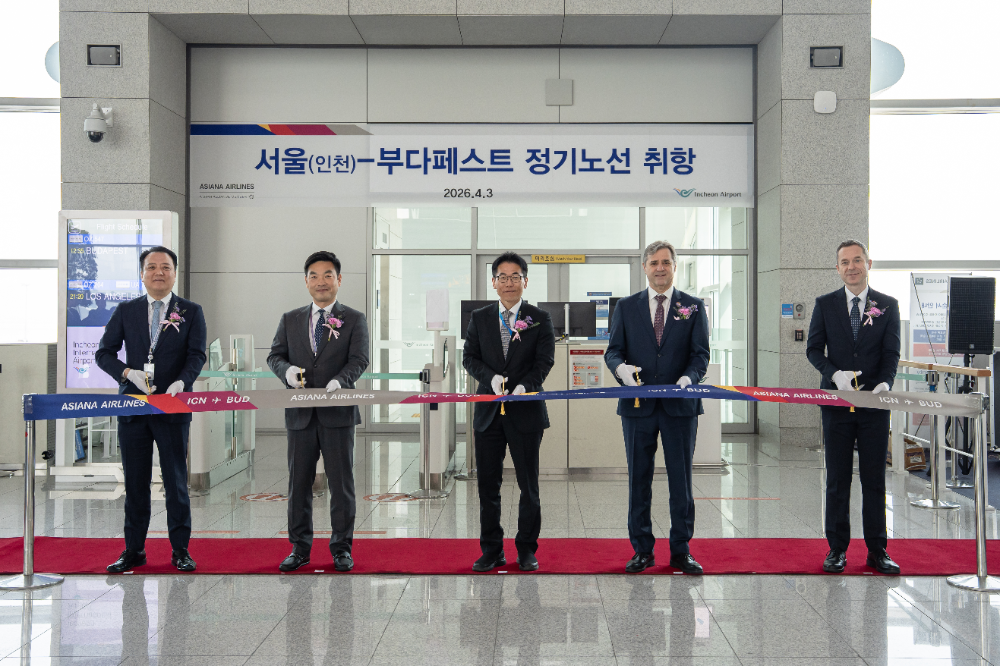 박종만 아시아나항공 여객본부장(왼쪽 3번째), 세르더헤이 이슈트반 주한 헝가리 대사(왼쪽 4번째), 메드비지 이슈트반 주한 헝가리 문화원장(왼쪽 5번째), 김태성 인천국제공항공사 허브화전략처장(왼쪽 2번째)이 테이프커팅식을 진행하고 있다.(사진=아시아나항공)