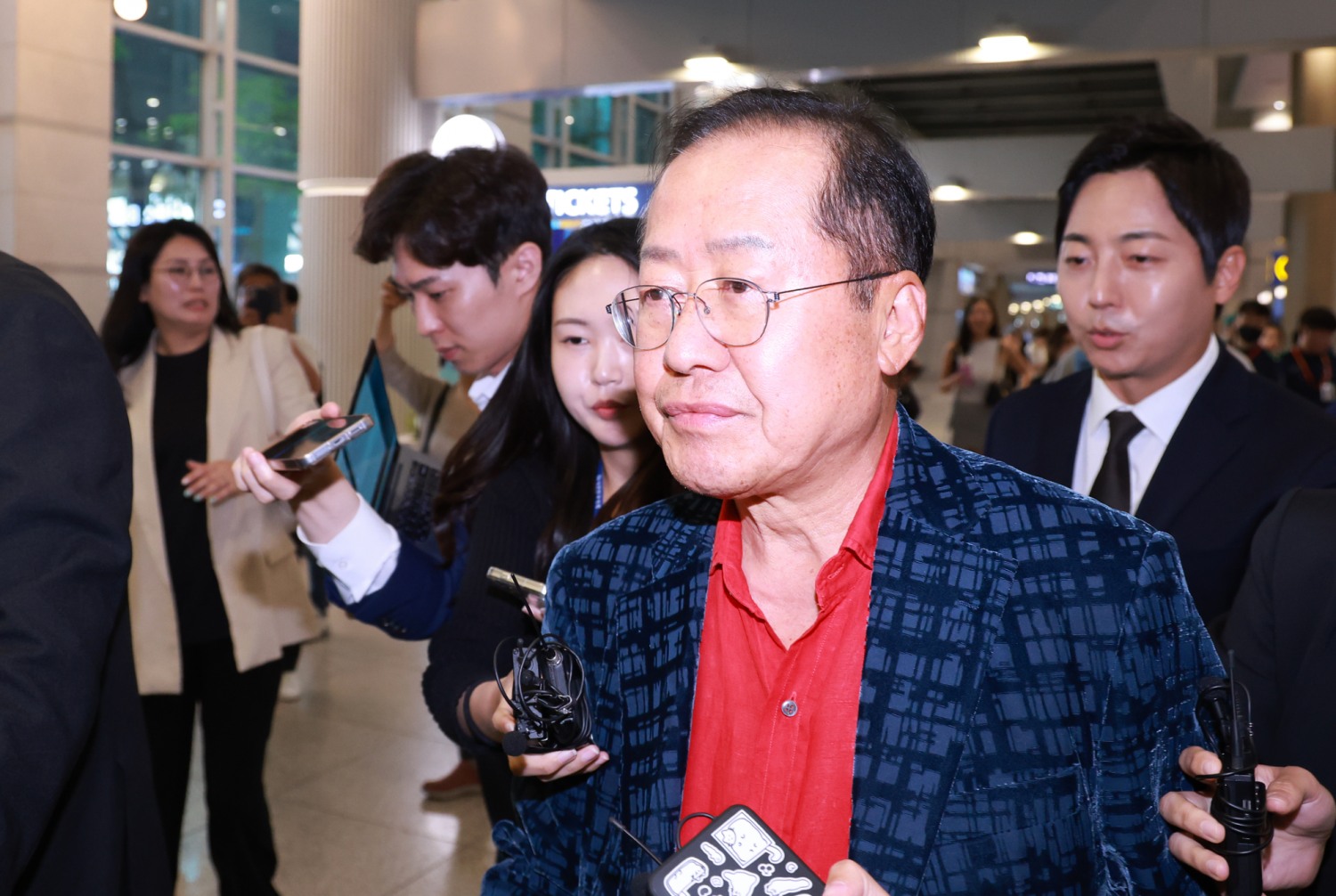 홍준표 전 대구시장이 17일 인천국제공항 제1여객터미널을 통해 귀국, 취재진과 인터뷰를 마친 뒤 이동하고 있다. 사진=연합뉴스