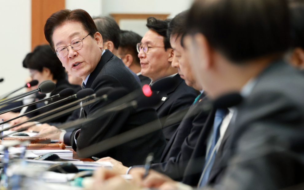 이재명 대통령이 6일 청와대에서 열린 국무회의 겸 비상경제점검회의에서 김윤덕 국토부 장관에게 질문하고 있다.(사진=연합뉴스)