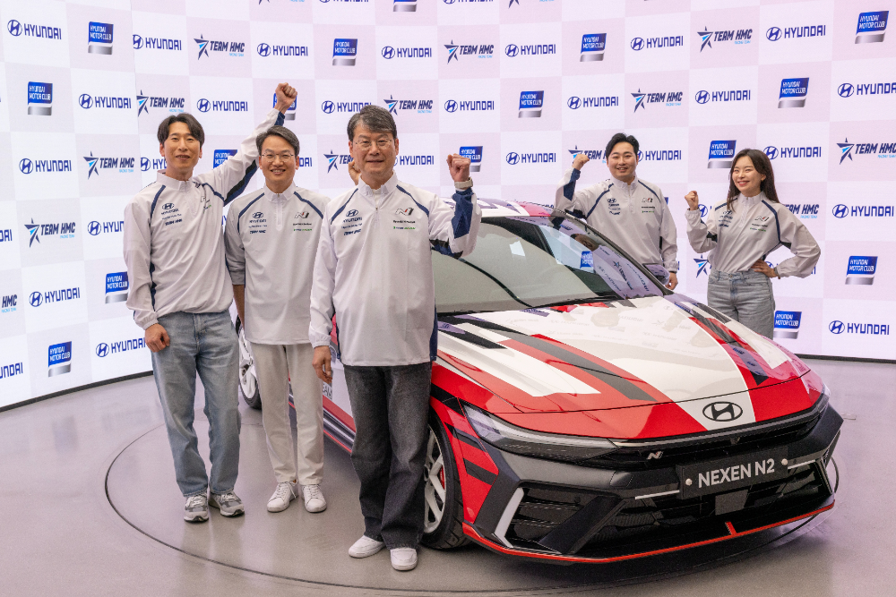 (왼쪽부터) 방송인 양상국, 현대차 국내마케팅실장 이철민 상무, 현대차 윤효준 국내사업본부장, TEAM HMC 레이싱팀 김주현 단장, 유튜버 홍시카가 기념 촬영을 하고 있는 모습.(사진=현대자동차)