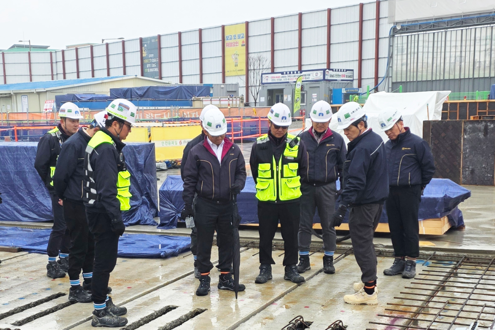 지난 3월 18일 전주에코시티 17블록 건설현장에서 안전보건 점검을 실시하는 모습.(사진=중흥그룹)