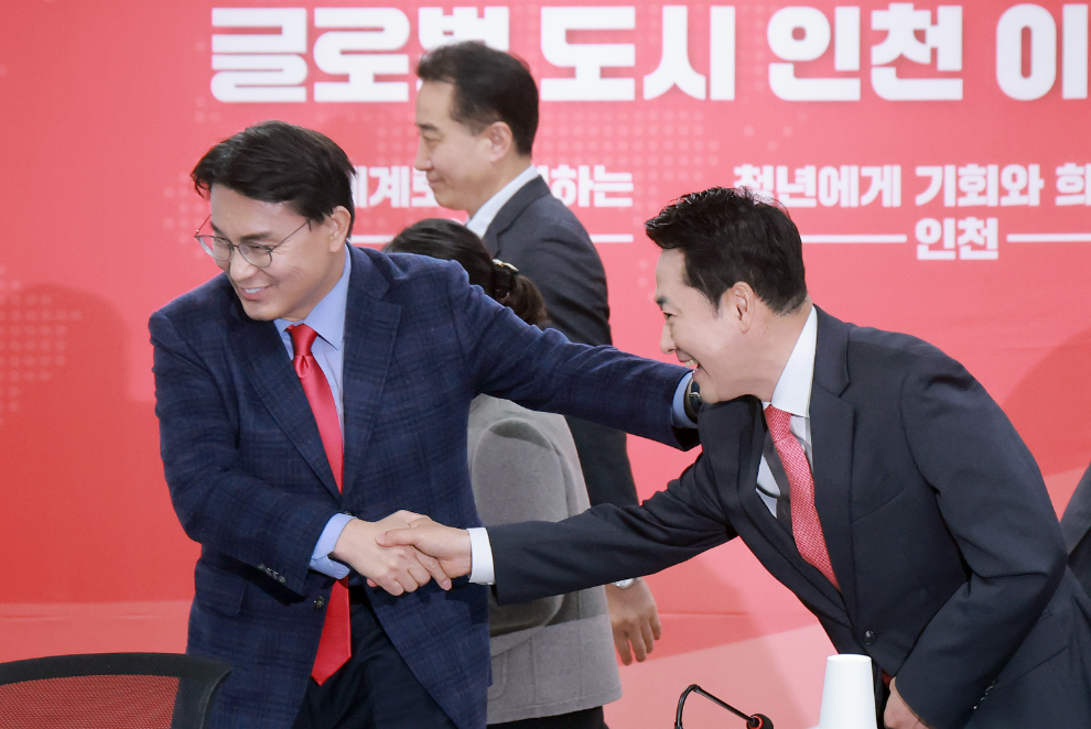 국민의힘 윤상현 의원과 인사하는 장동혁 대표(사진=연합뉴스)