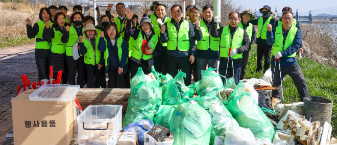 한전KDN, 영산강 물사랑 플로깅 실시... 수자원 보전·환경보전 인식 확산 주도