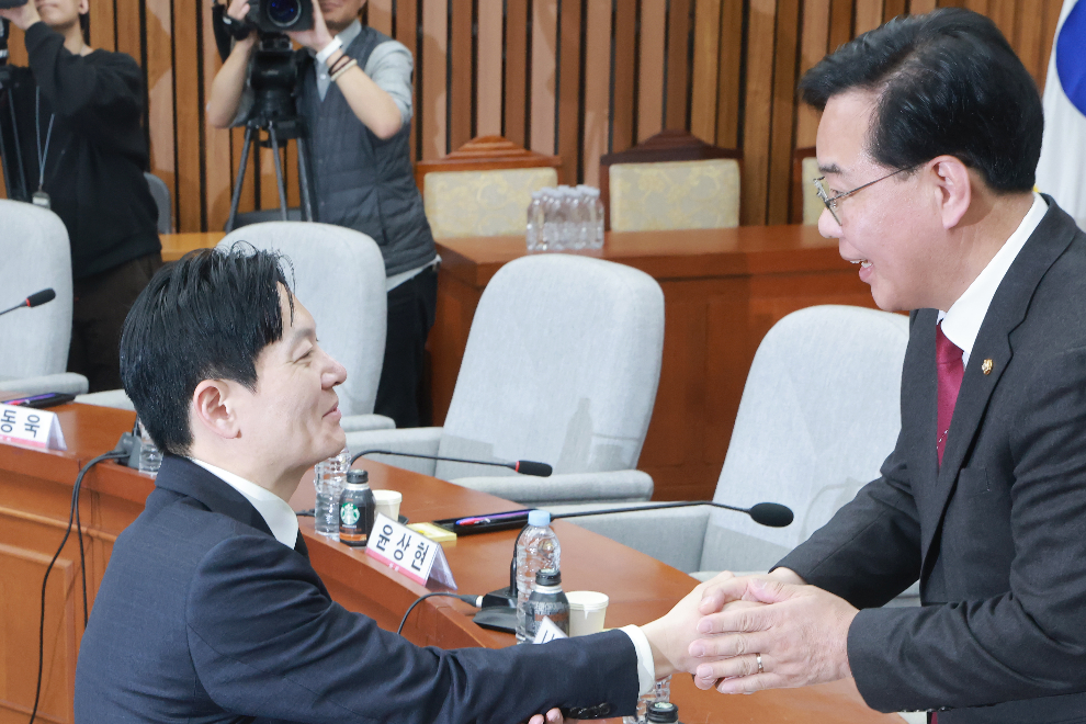 국민의힘 송언석 원내대표와 인사하는 박상용 검사(사진=연합뉴스)