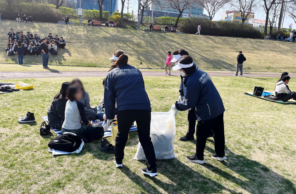 지난 5일 롯데건설 경기광주역 롯데캐슬 시그니처 분양 관계자들이 환경 정화 캠페인을 펼쳤다.(사진=롯데건설)