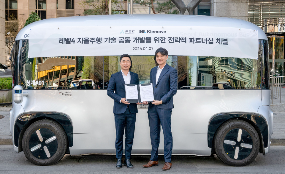 HL클레무브 이윤행 사장(오른쪽)과 에이투지 한지형 사장(왼쪽)이 자율주행 셔틀 ‘로이(ROii)’ 앞에서 기념 촬영을 하고 있다.(사진=HL그룹)