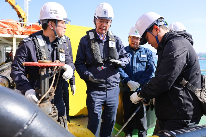 유영한 부산본부세관장(왼쪽에서 2번째)이 해상 면세유 검사현장을 참관하고 있다.(사진제공=부산본부세관)