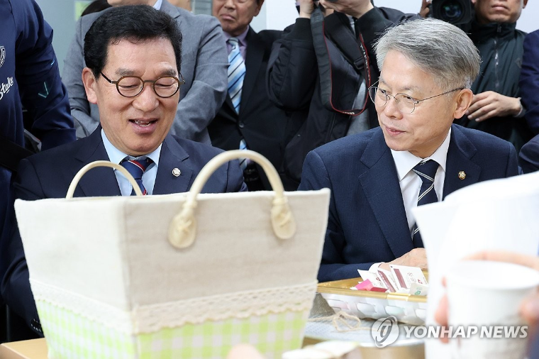 민형배 (오른쪽) 후보 (사진-연합뉴스)