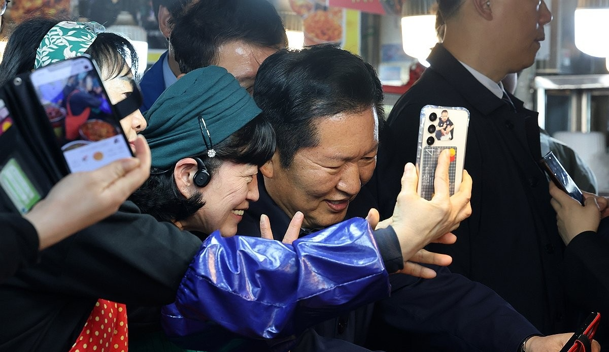 시민들 만나는 정청래 대표(사진=연합뉴스)