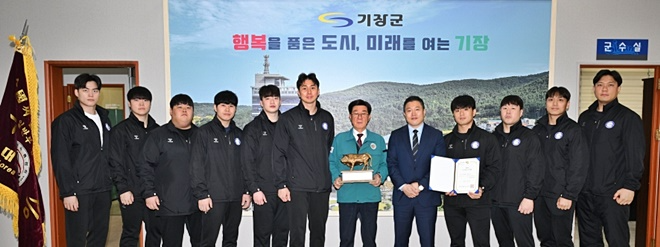 정종복 기장군수(오른쪽 여섯번째)가 기장갈매기 씨름단과 제 80회 전국씨름선수권대회 단체전 우승 기념촬영을 하고 있다.(사진제공=부산 기장군)