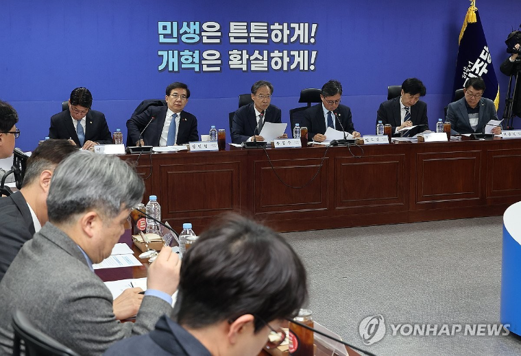 유동수 (가운데) 국회의원 (사진=연합뉴스)