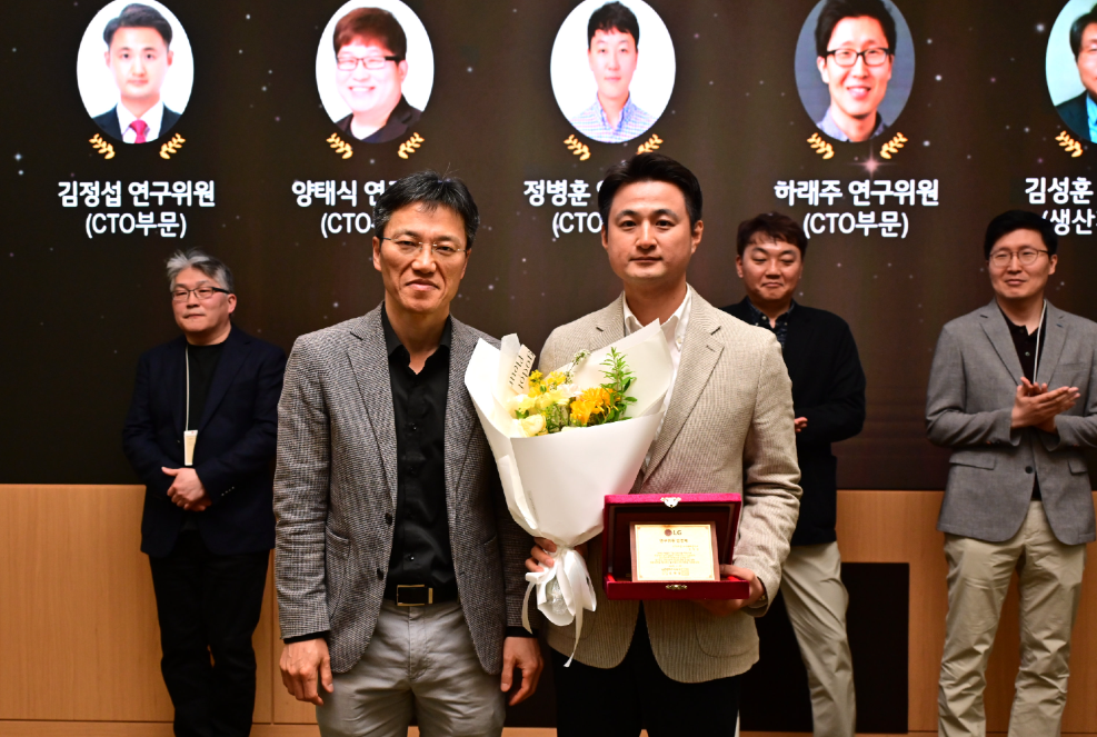 LG전자가 미래준비 경쟁력 확보를 주도할 인재를 연구위원과 전문위원으로 발탁했다. 서초 R&D캠퍼스에서 열린 임명식에서 LG전자 CTO 김병훈 부사장(좌측)이 CTO부문 소자재료연구소 김정섭 연구위원(우측)과 함께 기념 촬영을 하고 있다. 사진=LG전자