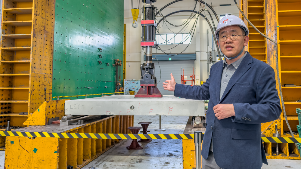 모듈러 교량 전단면 PC바닥판 구조성능 공개실험 관련하여 GS건설 담당자가 설명하고 있는 모습.(사진=GS건설)