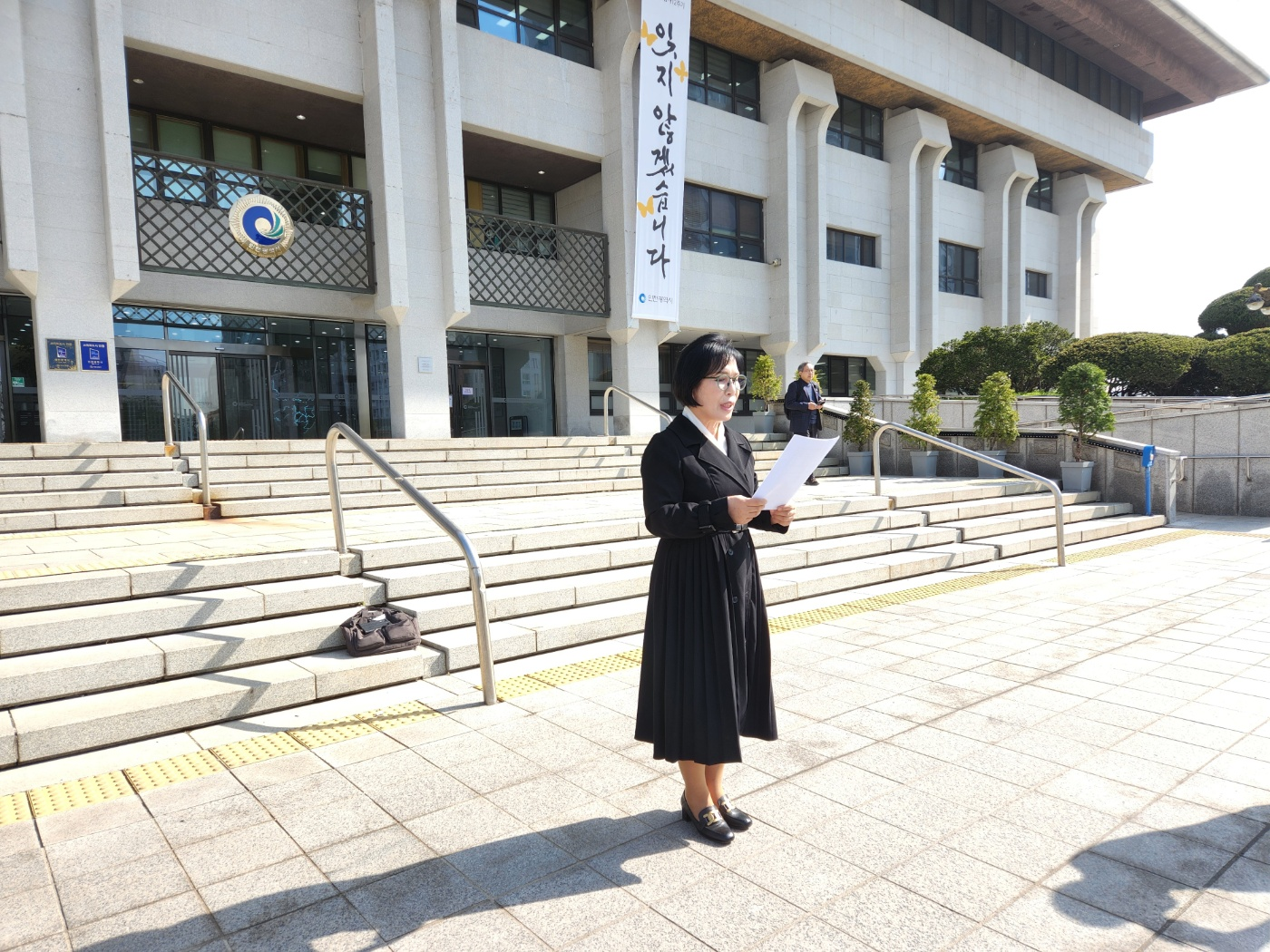 한희숙 인천시의원 예비후보가 기자회견에서 K후보와 시 공천위 관계자의 부적절한 술자리를 가졌다고 폭로하고 있다ㅣ.