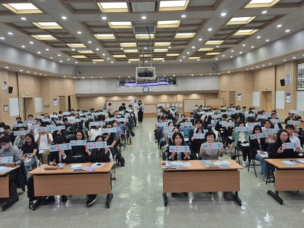 시는 14일 시청 대회의실에서 기업과 기관 관계자들이 참석한 가운데 ‘가족친화인증 설명회’를 열었다. / 인천시