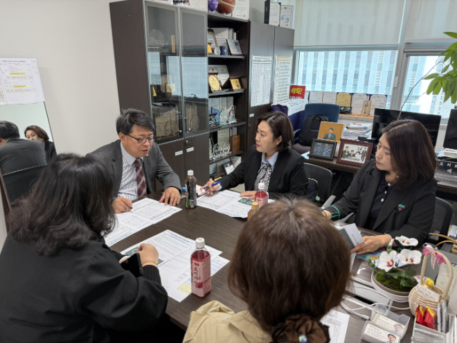김 의원은 지난 13일 정담회를 열고 0세아 어린이집 관계자들과 함께 보육 서비스 질 향상과 운영 기반 마련 방안을 논의했다. / 경기도의회