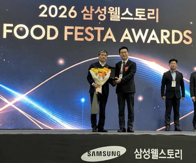 2026삼성웰스토리 푸드페스타에서 감사패 수상.전경 왼쪽부터 신송식품 신유식 대표, 삼성웰스토리 이강권 부사장 .(사진=신송식품)