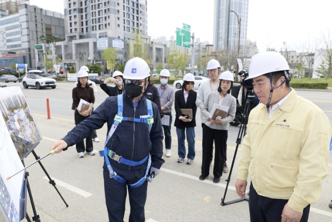 아산 The새로이센터 현장점검 사진(오른쪽 오세현 아산시장)