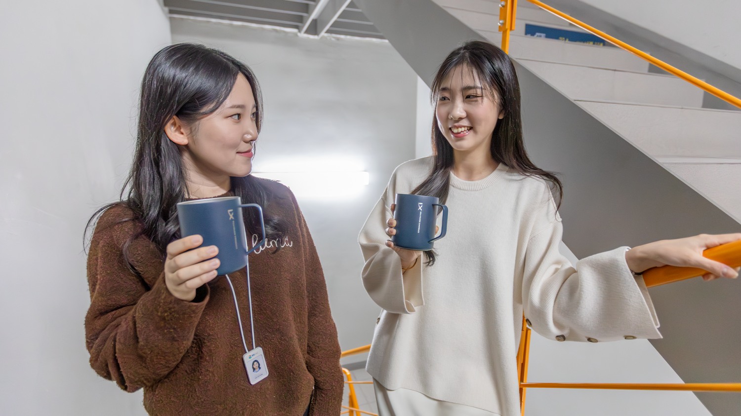 GS건설 임직원들이 에너지 절감 프로그램 ‘자! easy 챌린지’에 참여하며 엘리베이터 대신 계단을 이용하고 있다.(사진=GS건설)