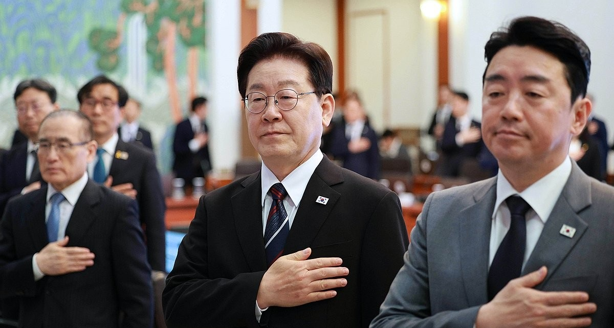 수석보좌관회의에 앞서 국민의례하는 이재명 대통령(사진=연합뉴스)