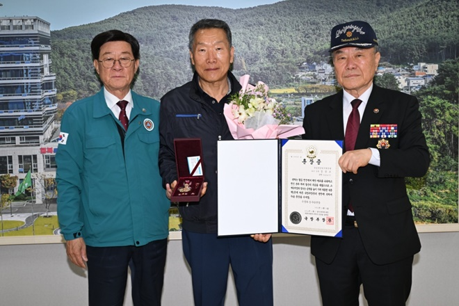 (왼쪽부터)정종복 기장군수와 6·25전쟁 참전유공자 故김상오님 유족 김준현 씨, 백종표 무공수훈자회기장군지회장이 기념촬영을 하고 있다.(사진제공=부산 기장군)