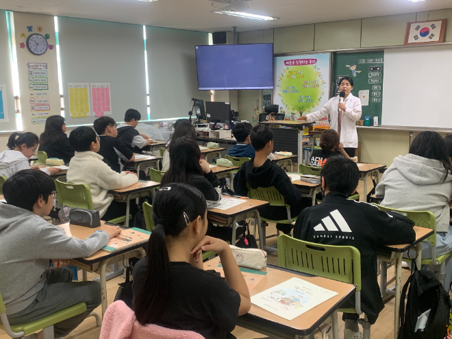 시교육청은 이달부터 11월까지 초등학교 5학년을 대상으로 ‘수의사와 함께하는 학교로 찾아가는 동물사랑교육’을 운영한다. / 인천교육청