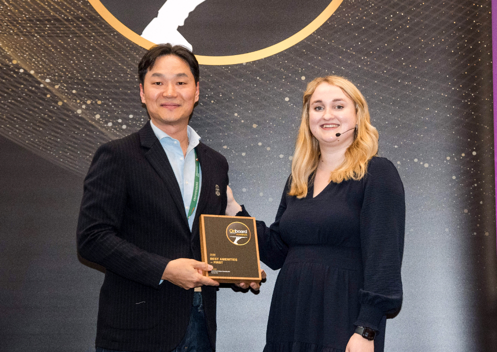 14일 독일 함부르크서 열린 ‘2026 온보드 호스피탈리티 어워즈’ 시상식에서 장성현 대한항공 마케팅/IT, 객실 및 서비스 부문 부사장이 기내 서비스 4개 부문을 수상하며 기념사진을 촬영하고 있다.(사진=대한항공)