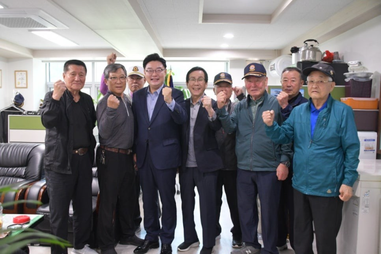 김성원 (왼쪽 세번째) 국회의원 (사진=의원실)