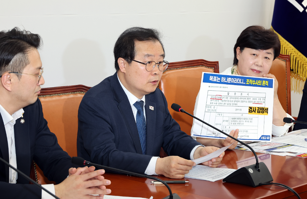 19일 국회에서 열린 '윤석열 정권 정치검찰 조작기소 의혹 사건 진상규명 국정조사특별위원회' 소속 더불어민주당 기자간담회에서 이건태 의원이 대장동 사건과 관련한 설명을 하고 있다.(사진=연합뉴스)