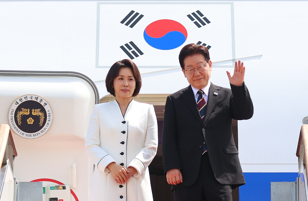 인도·베트남을 국빈 방문하는 이재명 대통령과 김혜경 여사가 19일 성남 서울공항 공군 1호기에서 환송객에게 인사하고 있다.(사진=연합뉴스)