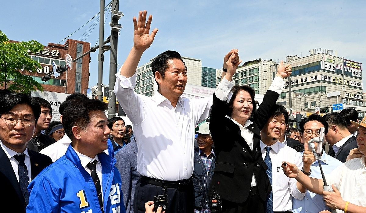 시민들과 인사하는 정청래-추미애-김병욱(사진=연합뉴스)