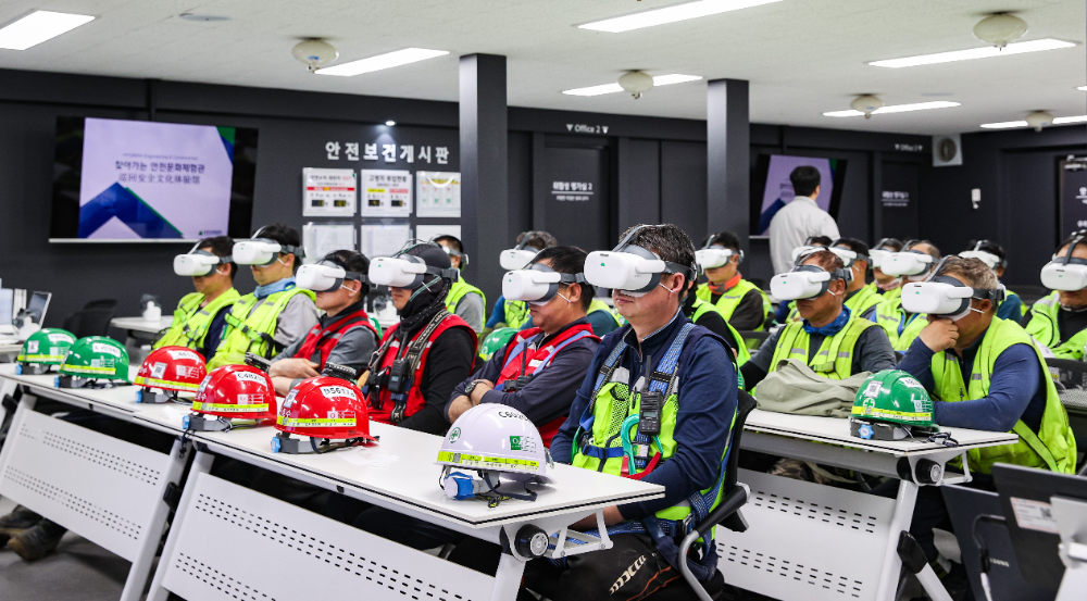 현장 근로자들이 ‘찾아가는 안전문화체험관’ 교육에 참여해 VR 장비를 활용한 체험형 콘텐츠로 안전교육을 받고 있다.(사진=현대건설)