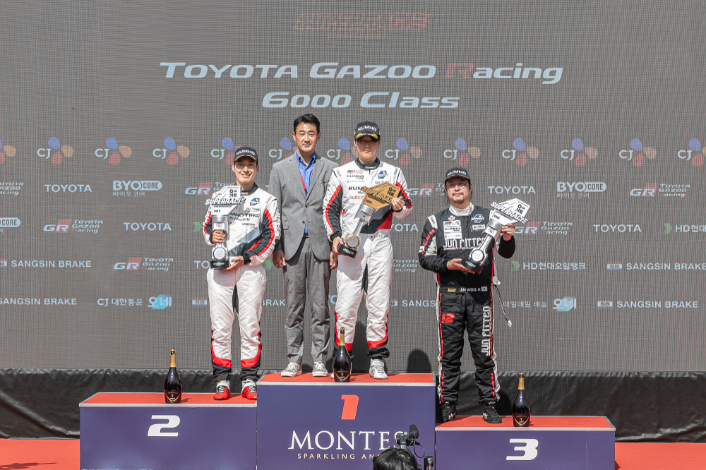 금호 SL모터스포츠팀 이창욱 선수(왼쪽 3번째), 이정우 선수(왼쪽)와 준피티드 레이싱팀 황진우 선수(오른쪽)가 토요타 가주 레이싱 6000 클래스 2라운드 포디엄을 석권하며 기념 사진을 촬영하고 있다.(사진=금호타이어)