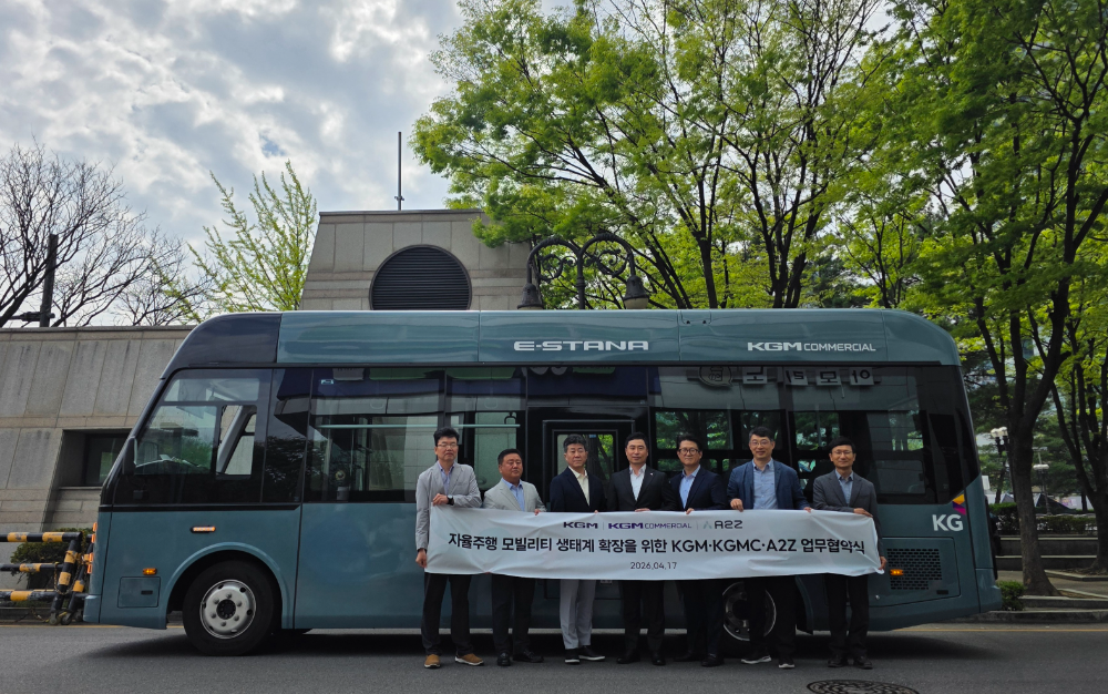 (왼쪽 2번째부터) KGMC 김종현 대표, KGM 황기영 대표, 에이투지 한지형 대표.(사진=KGM)