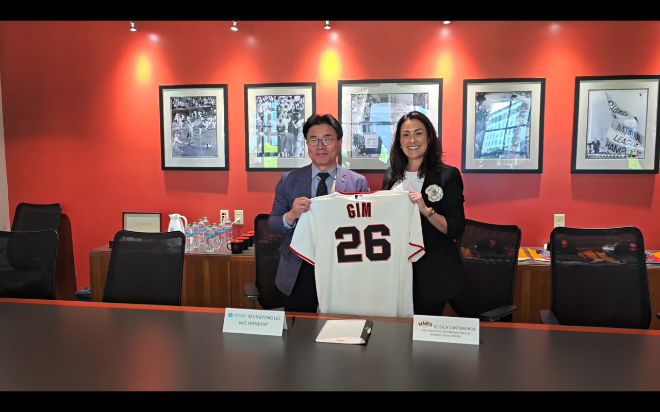 이승룡 수협중앙회 경제사업 부대표(사진 왼쪽부터)와 제시카 산타마리아 샌프란시스코 자이언츠 구단 부대표는 지난 17일(미국 현지시각) 샌프란시스코 자이언츠의 홈구장인 오라클 파크에서 공식 파트너십을 체결했다.(사진=수협중앙회)