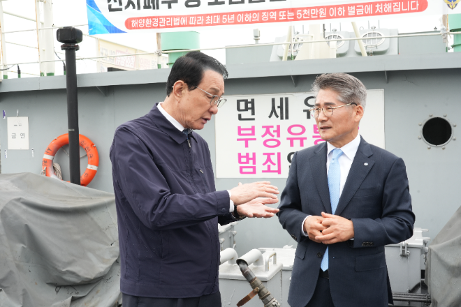 노동진 수협중앙회장(사진 왼쪽부터)과 정도근 삼천포수협 조합장은 지난 지난 17일 삼천포수협 급유부선(바지선)을 방문해 봄철 갑오징어 등 조업기를 맞은 어업인들이 유가 상승으로 인해 조업을 포기하는 사례가 없는지 살피고 면세유 수급 현황을 집중 점검했다.(사진=수협중앙회)