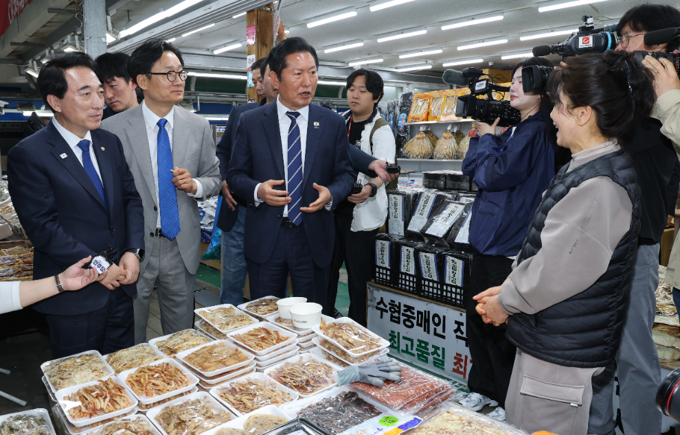 전통시장 상인과 인사하는 민주당 정청래 대표(사진=연합뉴스)