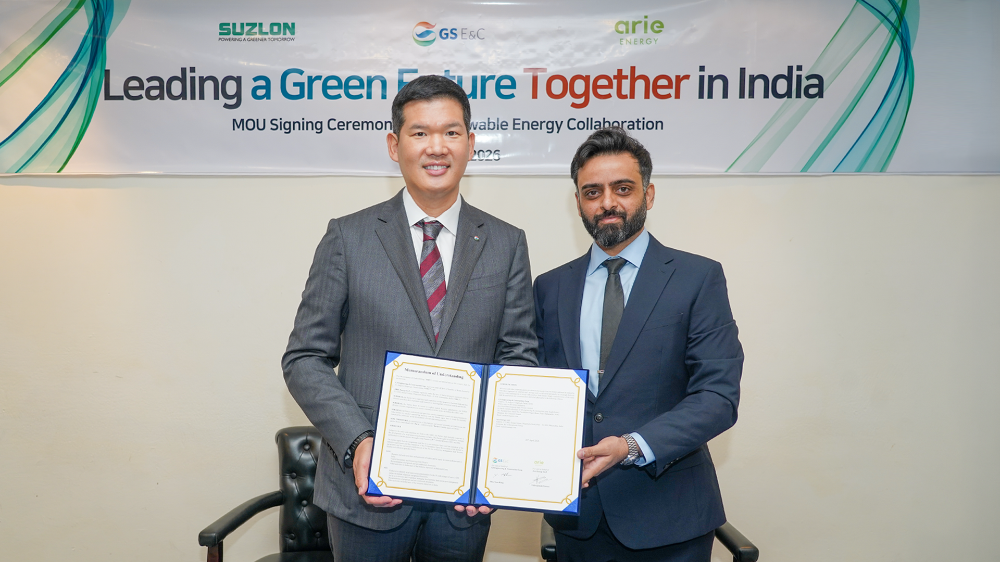 20일 인도 델리에서 GS건설 허윤홍 대표(사진 왼쪽)과 아리 에너지(Arie Energy) 비슈와지트 파르마르(Vishwajitsinh Parmar) 대표가 업무협약을 체결하고 기념사진을 촬영하고 있다.(사진=GS건설)