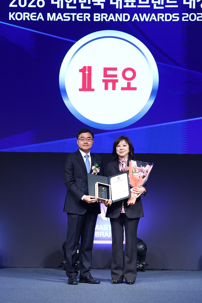 사진=‘2026 대한민국 대표브랜드 대상’ 시상식에서 결혼정보서비스 부문 대상을 수상한 박수경 대표이사(오른쪽)가 시상 후 기념 촬영을 하고 있다.