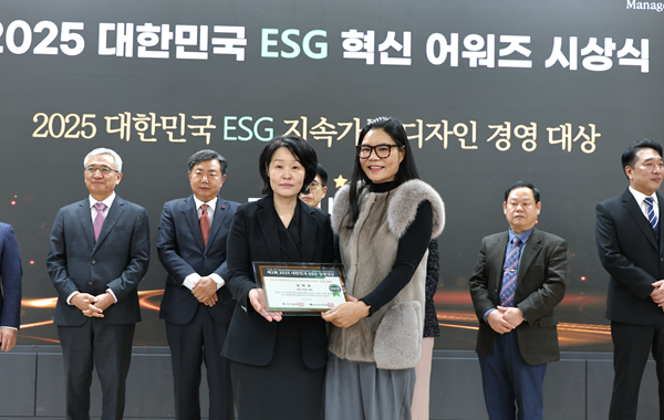 김미정 바른디자인 대표(오른쪽)가 ‘ESG 경영 대상’을 수상한 뒤 정순옥 KES 대표원장과 함께 기념촬영을 하고 있다. 사진제공=KES