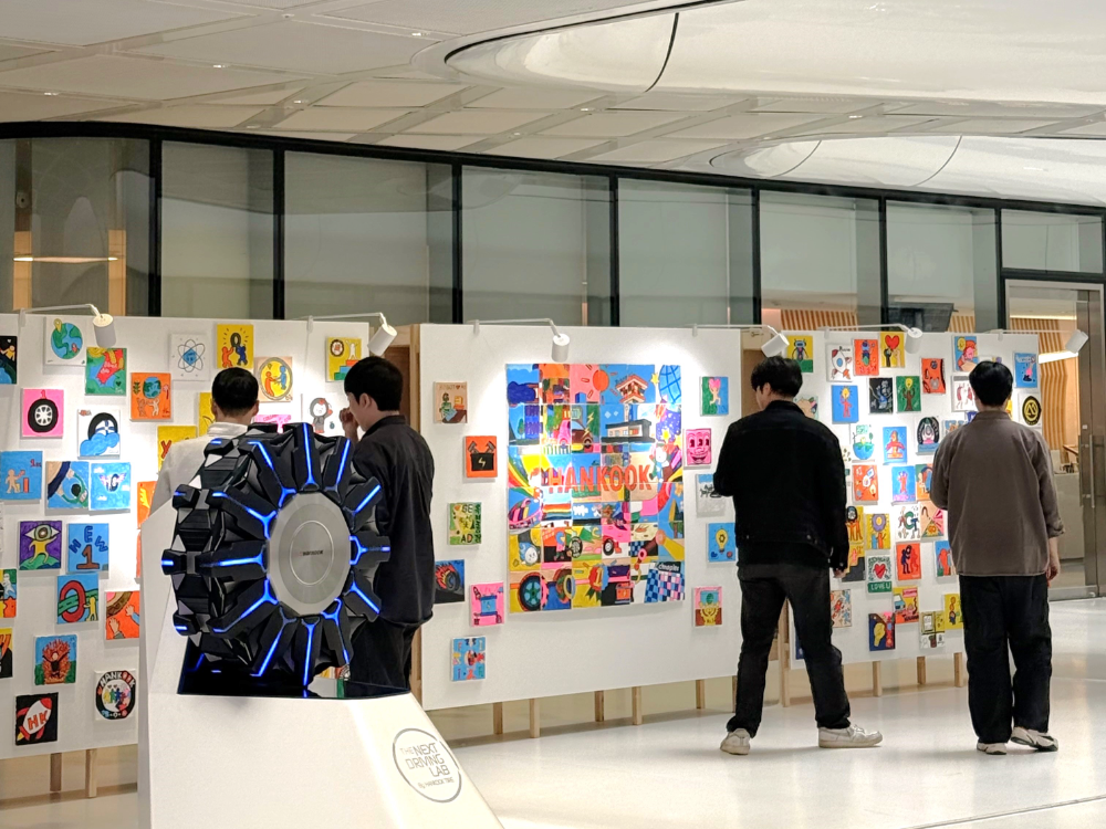 한국앤컴퍼니그룹 임직원들이 대전 한국테크노돔에서 열린 사내 전시 ‘한국(HANKOOK) 갤러리’를 관람하고 있다.(사진=한국앤컴퍼니그룹)