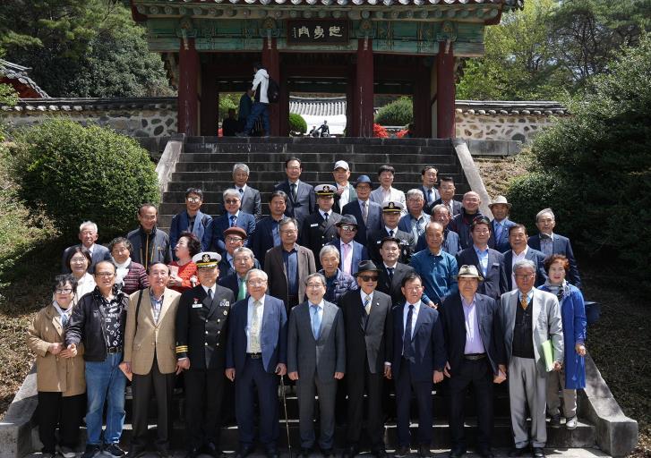 ‘나대용 장군 제414주기 추모제’에 참석한 관계자들이 단체 기념사진을 찍고 있다.