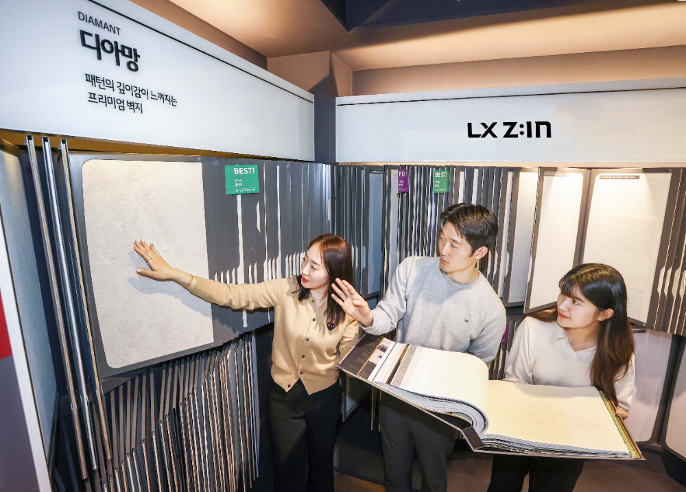 LX하우시스 지인스퀘어를 방문한 고객들이 환경성적표지를 획득한 '디아망' 벽지를 살펴보고 있는 모습.(사진=LX하우시스)
