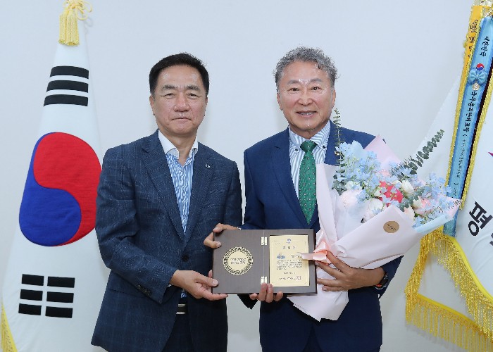 왼쪽부터 정장선 평택시장, 김현제 평택시 보훈협의회장