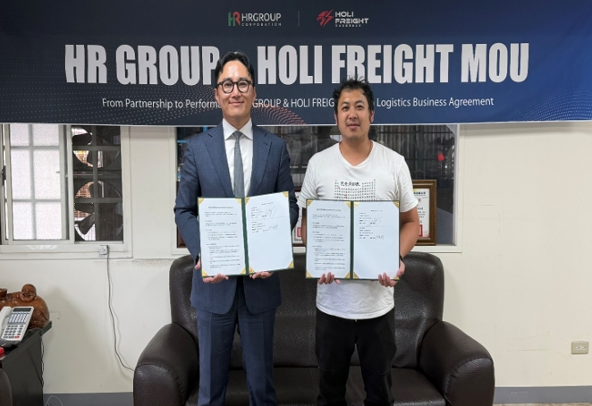 쿠팡CLS 최대 파트너사 HR그룹 신호룡 대표이사(왼쪽)와 대만 물류사 홀리 화물(Holi Freight) 홍세재 대표가 대만 현지에서 물류 협력을 위한 업무협약(MOU)을 체결하고 협약서를 들어 보이며 기념 촬영을 하고 있다. / 사진=HR그룹㈜ 미디어팀 제공