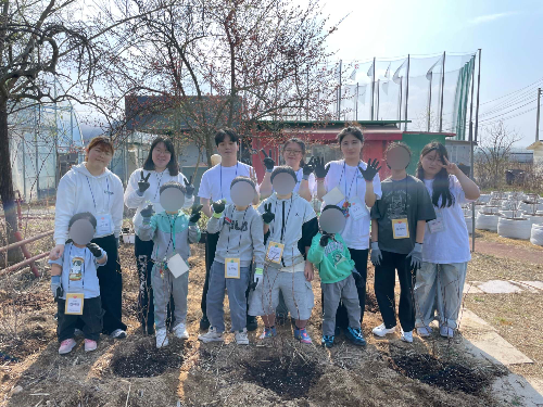 다이닝브랜즈그룹 ‘다인어스’, 영케어러 아동과 식목일·지구의 달 맞아 나무심기·제로웨이스트·딸기 수확 활동