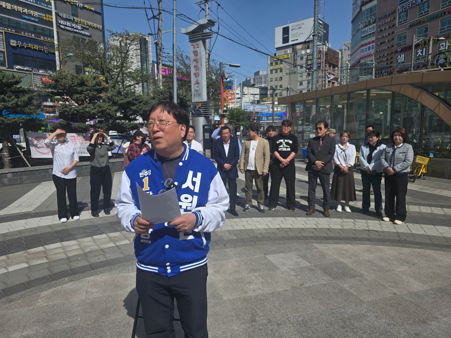 서원선 전 검단구청장 예비후보가 삭발식에 앞서 지지자들을 향해 소신발언을 하고 있다.