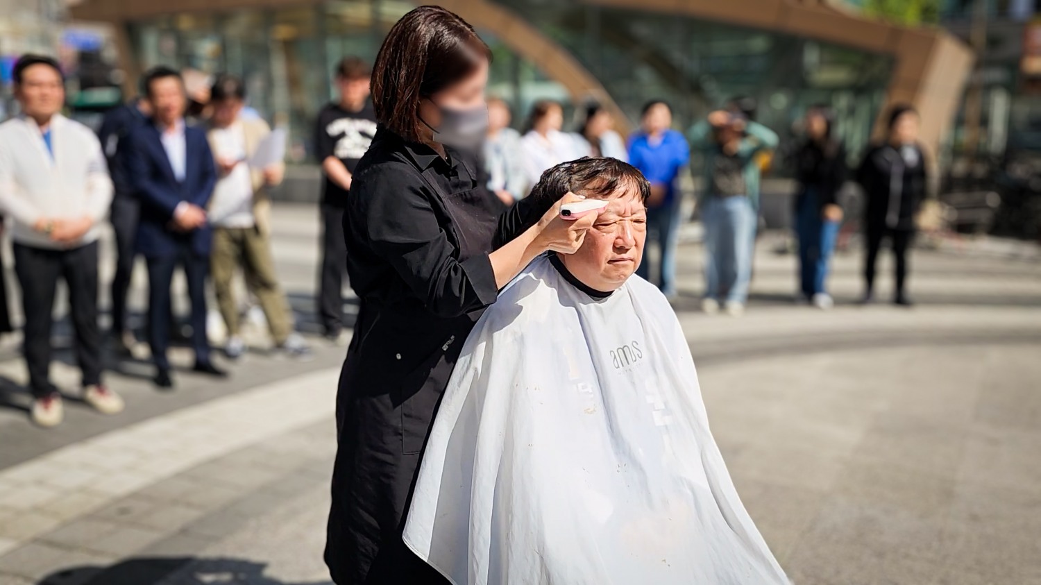 서원선 전 검단구청장 예비후보가 삭발식을 거행하고 있다.