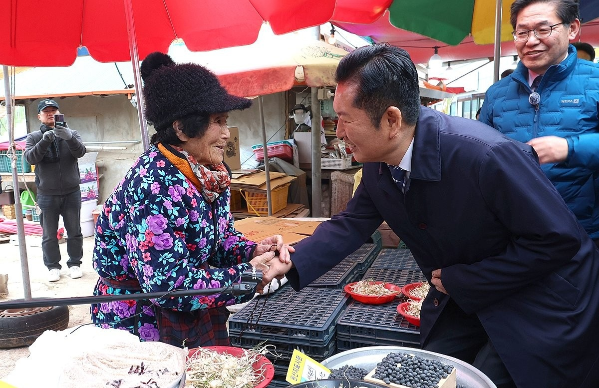 민주당 정청래 대표, 강화 교동 전통시장 방문(사진=연합뉴스)