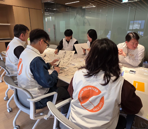 교촌에프앤비, 바르고 봉사단 올해 첫 활동…시각장애 아동용 점자촉각 키트 제작